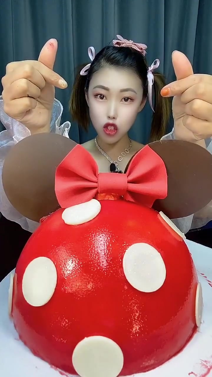 米奇慕斯蛋糕来咯 吃咯甜食会开心