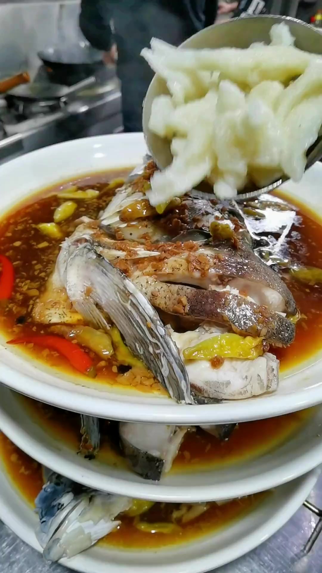 手工面疙瘩制作过程他来了，可以加入菠菜汁，胡萝卜汁，南瓜汁做成各种蔬菜面疙瘩