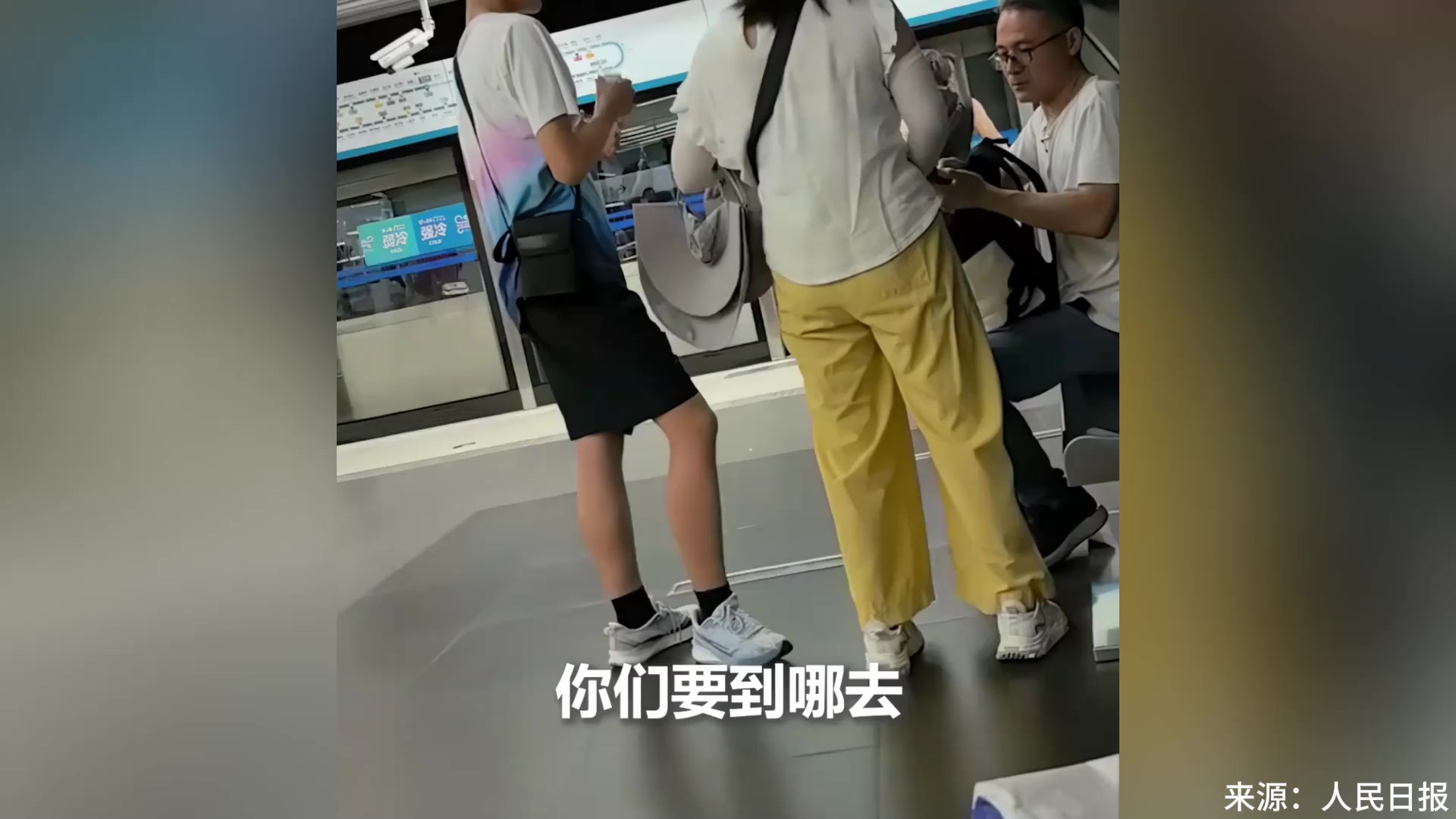 “去八达岭长城坐877路公交车,又快又省钱!”北京大爷热心为游客指路,这份热情太暖了!
