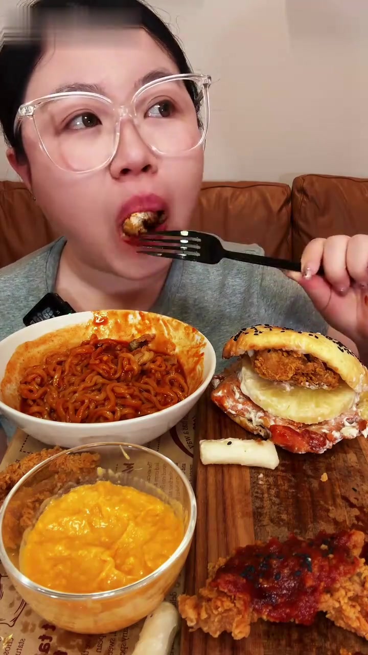 黏糊火鸡面、凤梨板烧鸡腿堡、各种口味炸鸡!