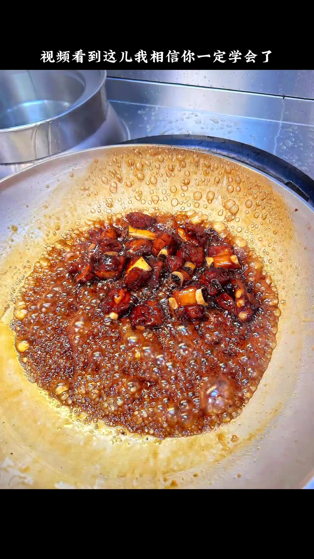 黑醋小排做法:仔排切块腌制炸煮冷藏收汁