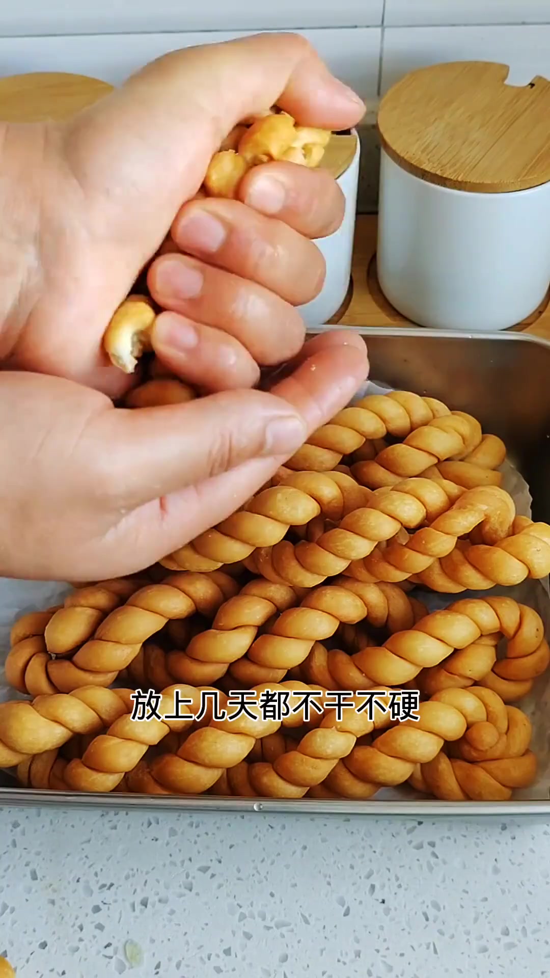 老式脆麻花超好吃,儿子刚出锅就吃了三个