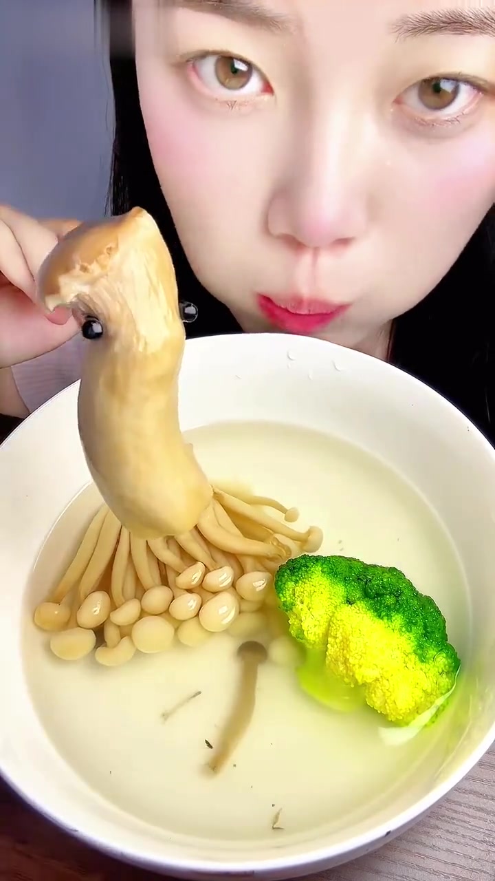 今天吃清淡鲜美的菌菇汤～金针菇香菇平菇海鲜菇杏鲍菇绣球菌……每一口都是大大的满足
