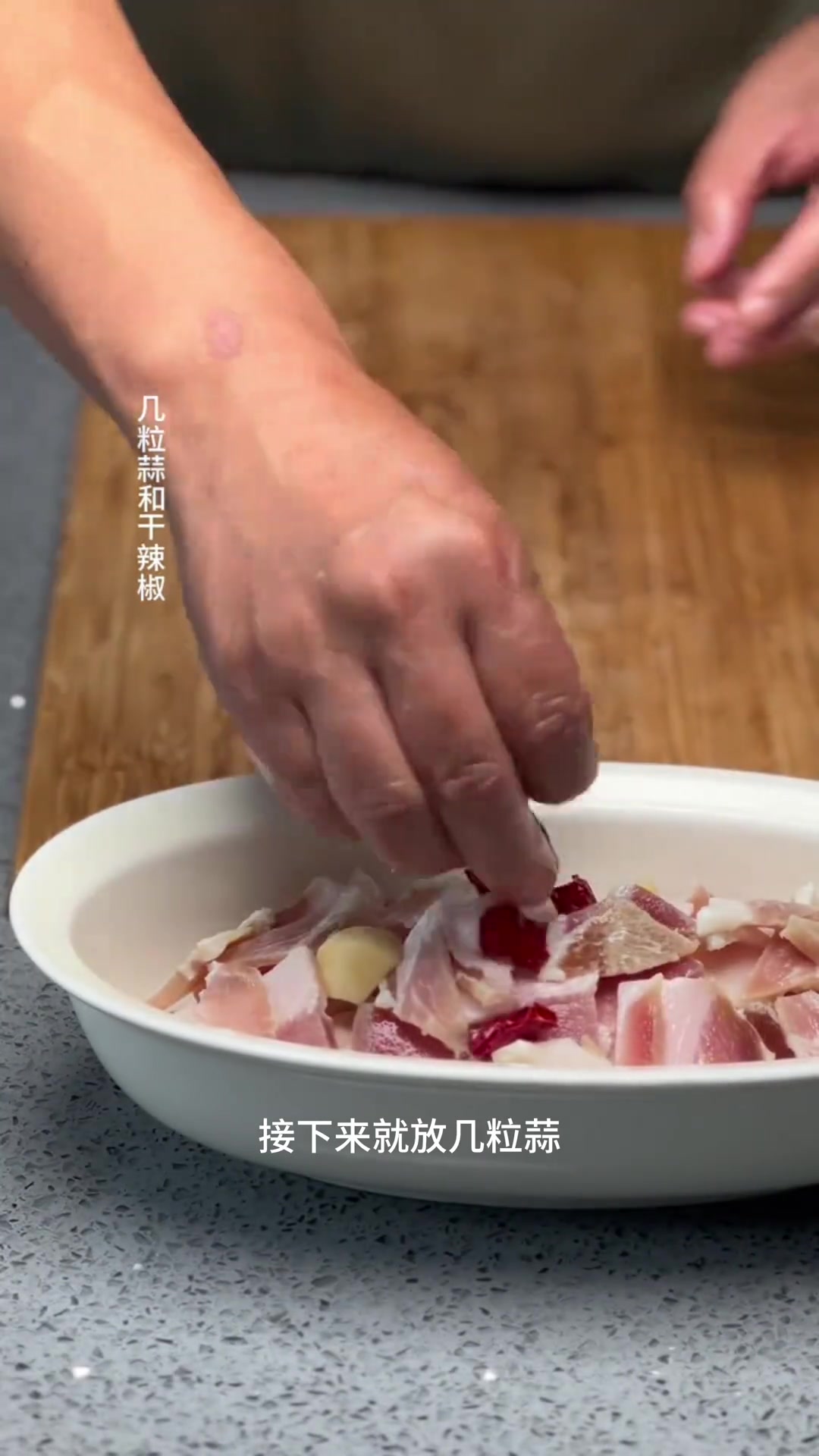 一片咸肉一片白切肉一同入口，口腔里的满口肉香油脂香，这般滋味无敌了！