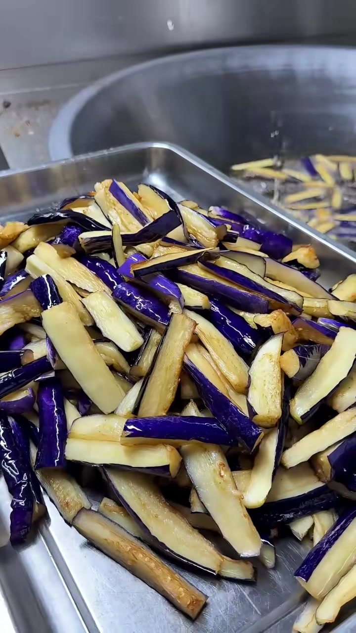 食堂大锅菜，茄子豆角炒肉，做法简单，好吃下饭