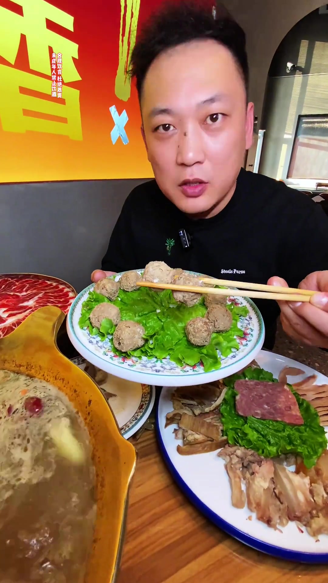 盘比盆大的雪花牛肉火锅，这谁能拒绝啊！