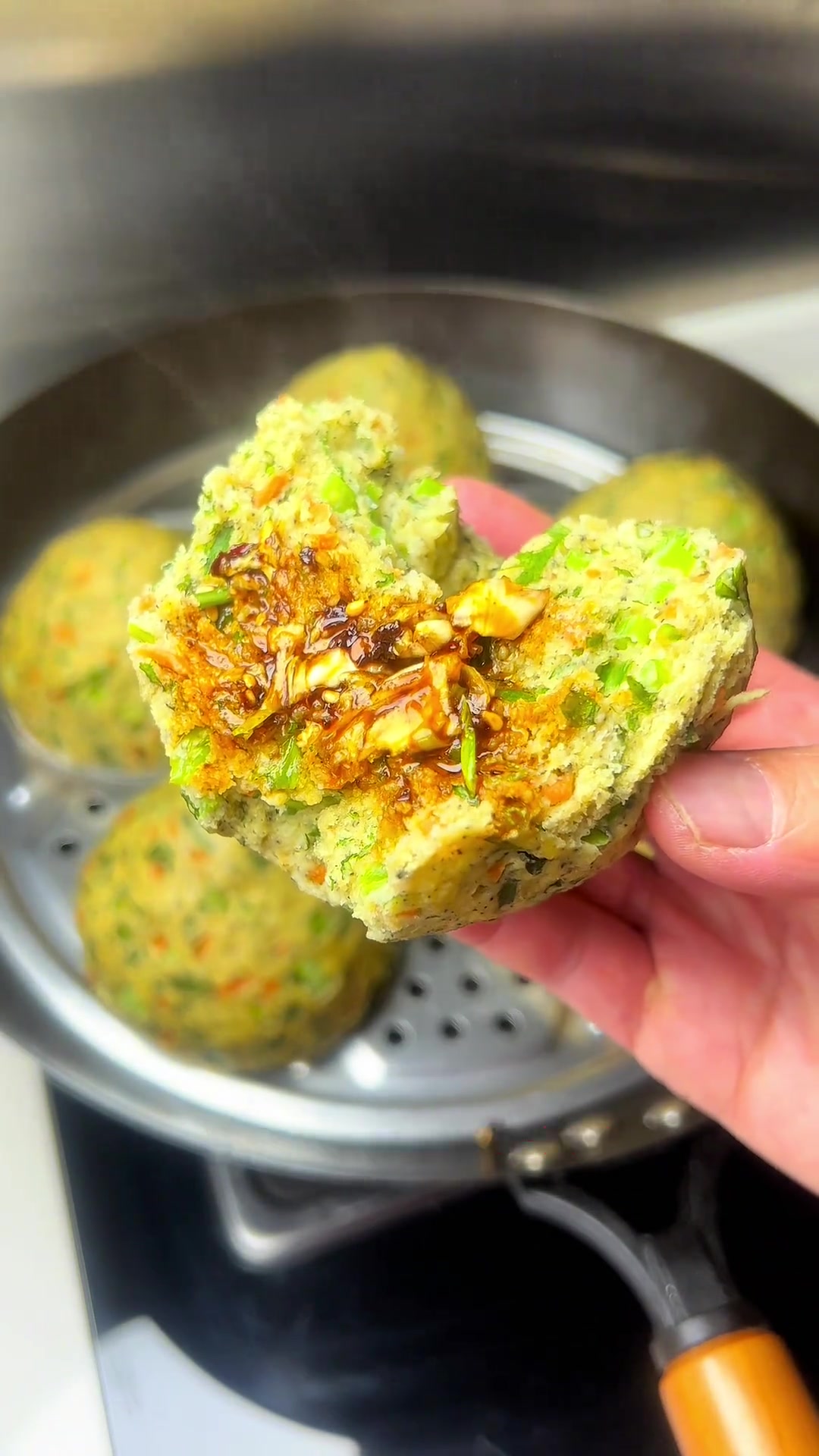 过完年蒸了好几次这个蔬菜杂粮窝窝头，自己喜欢的青菜放个鸡蛋搭配着各种五谷杂粮蒸出来健康营养