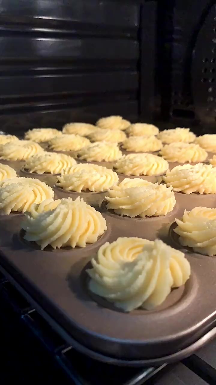 只需要搅拌就可以做出这样香甜酥脆的入口即化的曲奇饼干,而且一看就会