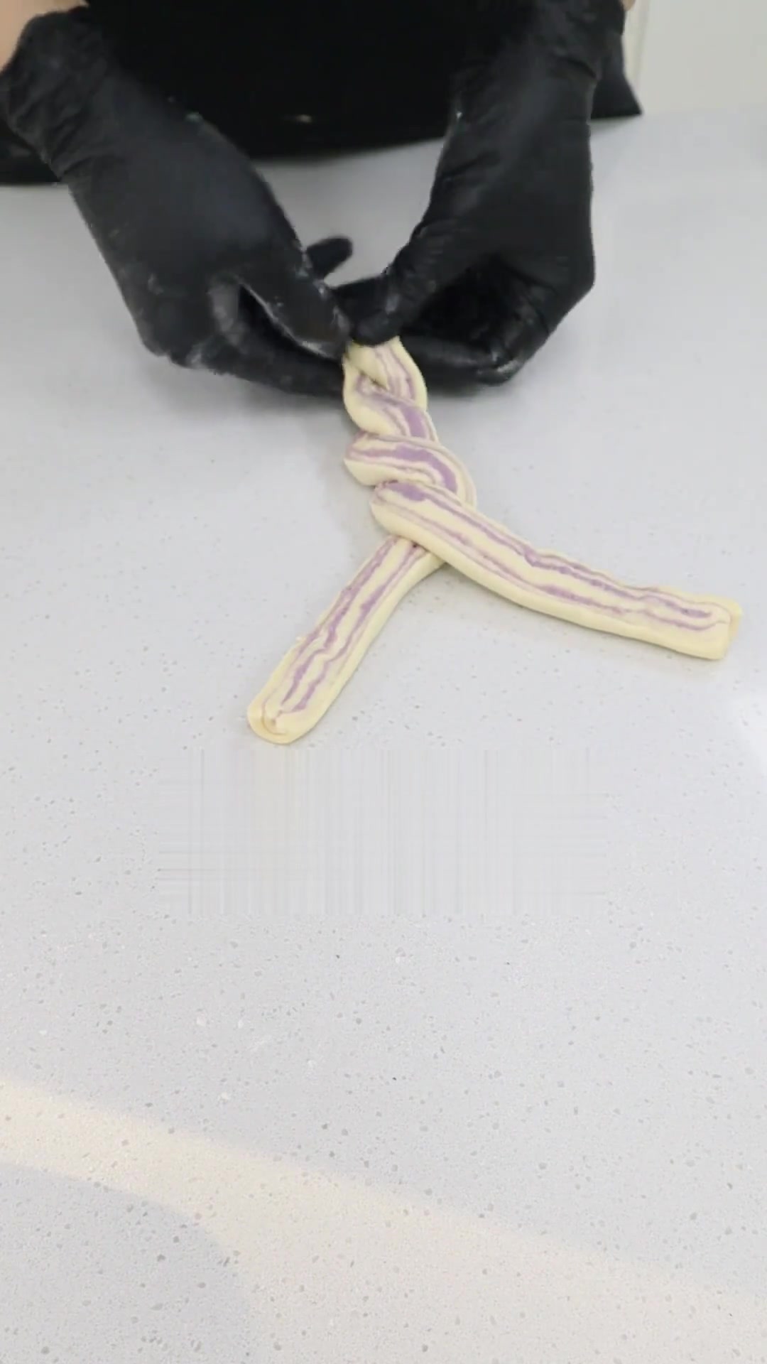 鸟悄回来啦别揍我哈,芋泥肉松包送上～