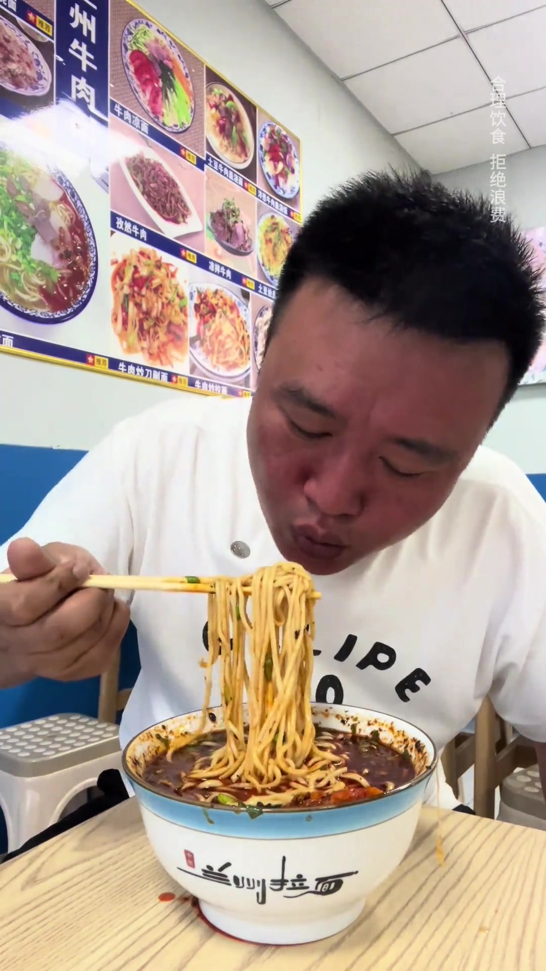 吃兰州拉面这量能吃饱？味道咋样？来听听咋说