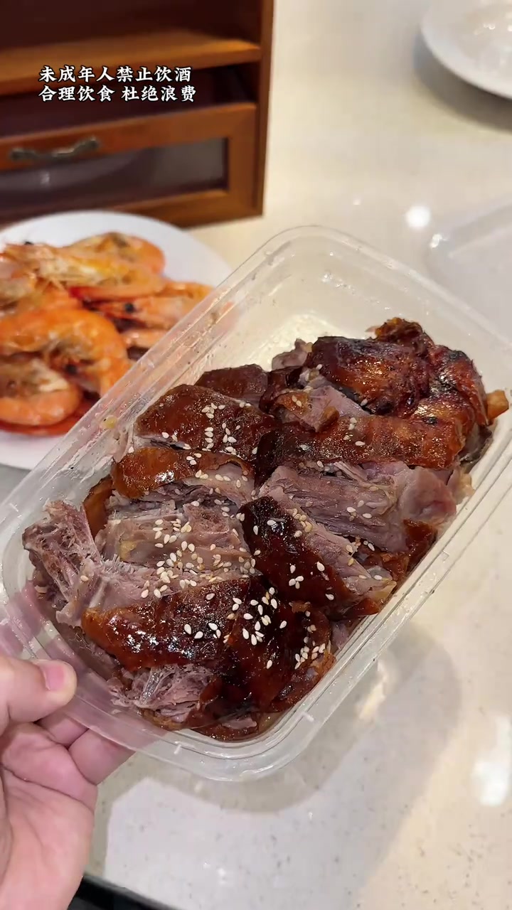 下个早班，自己买菜回家，炒两个小菜小酌一杯，今天又快乐了！