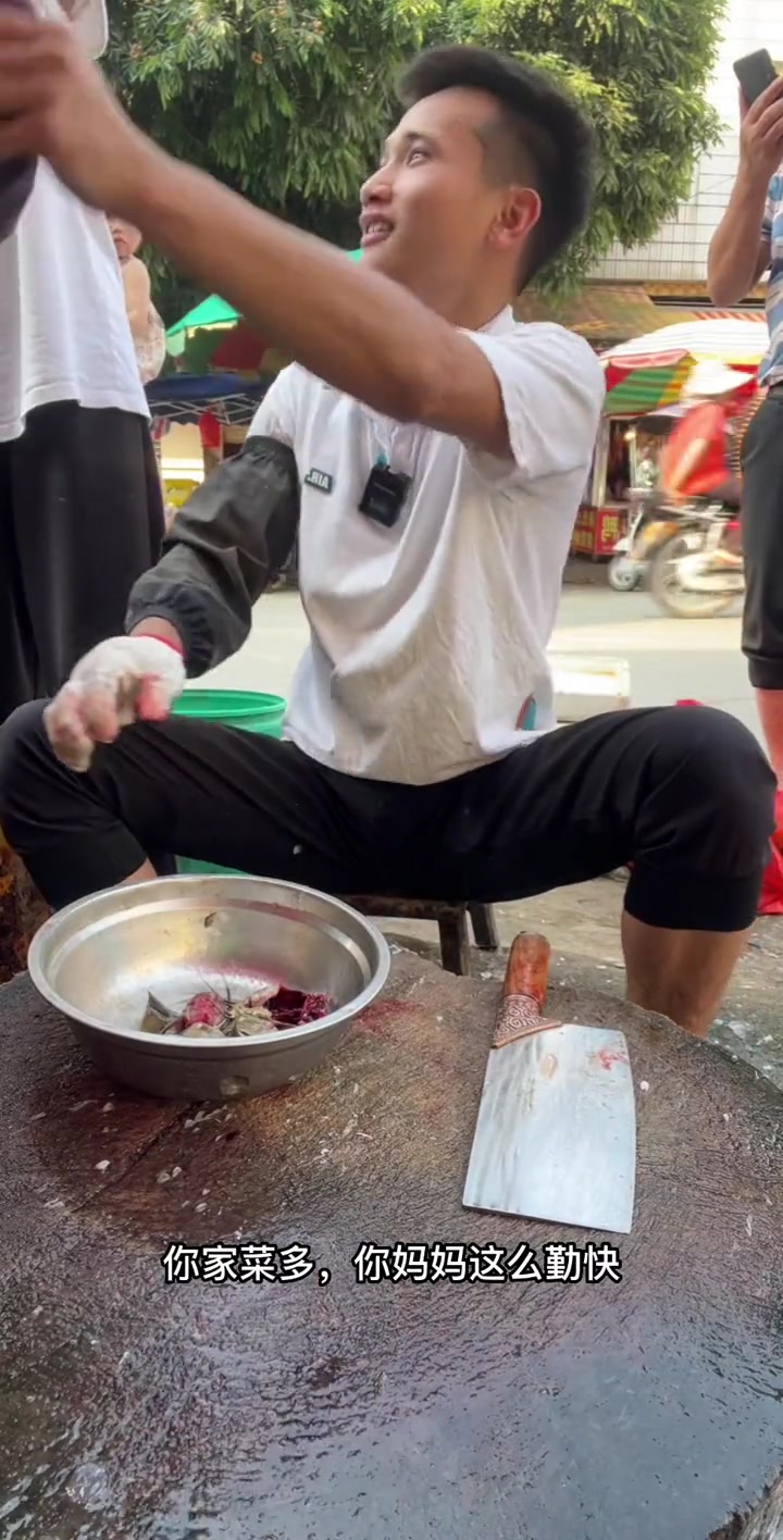 帮阿姨处理一条塘角鱼,用来煲汤很靓的哦,你们有没有尝过