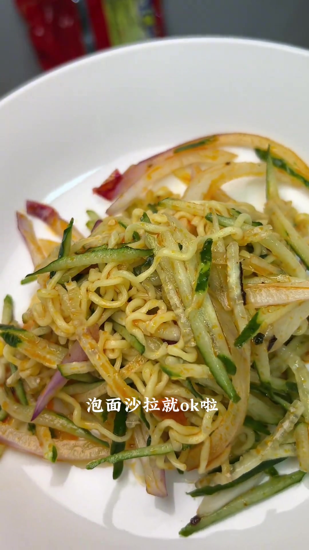 一包泡面做出六菜一汤：披萨、丸子、炒面等