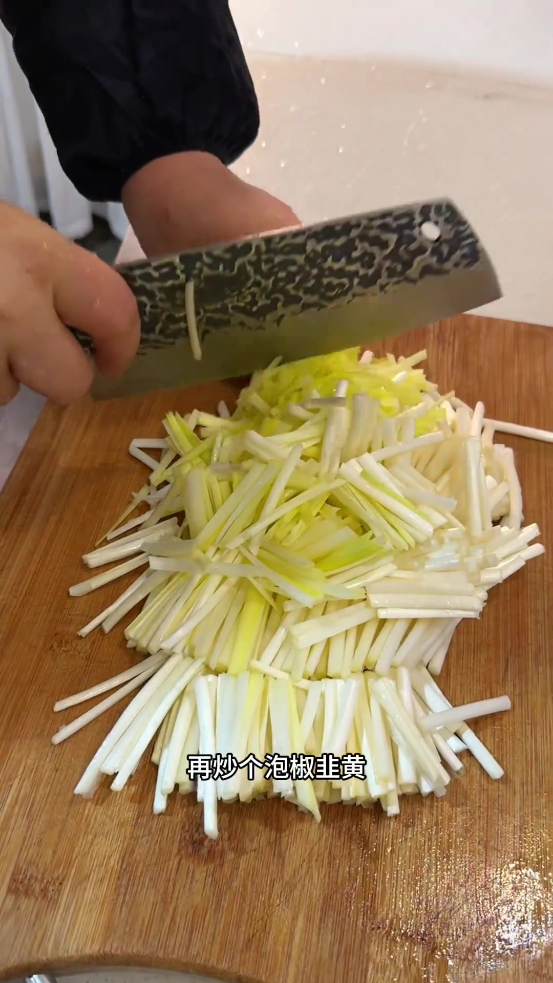 雨姐做的这个酸菜火锅鱼,吃起来又香又暖和,太过瘾了