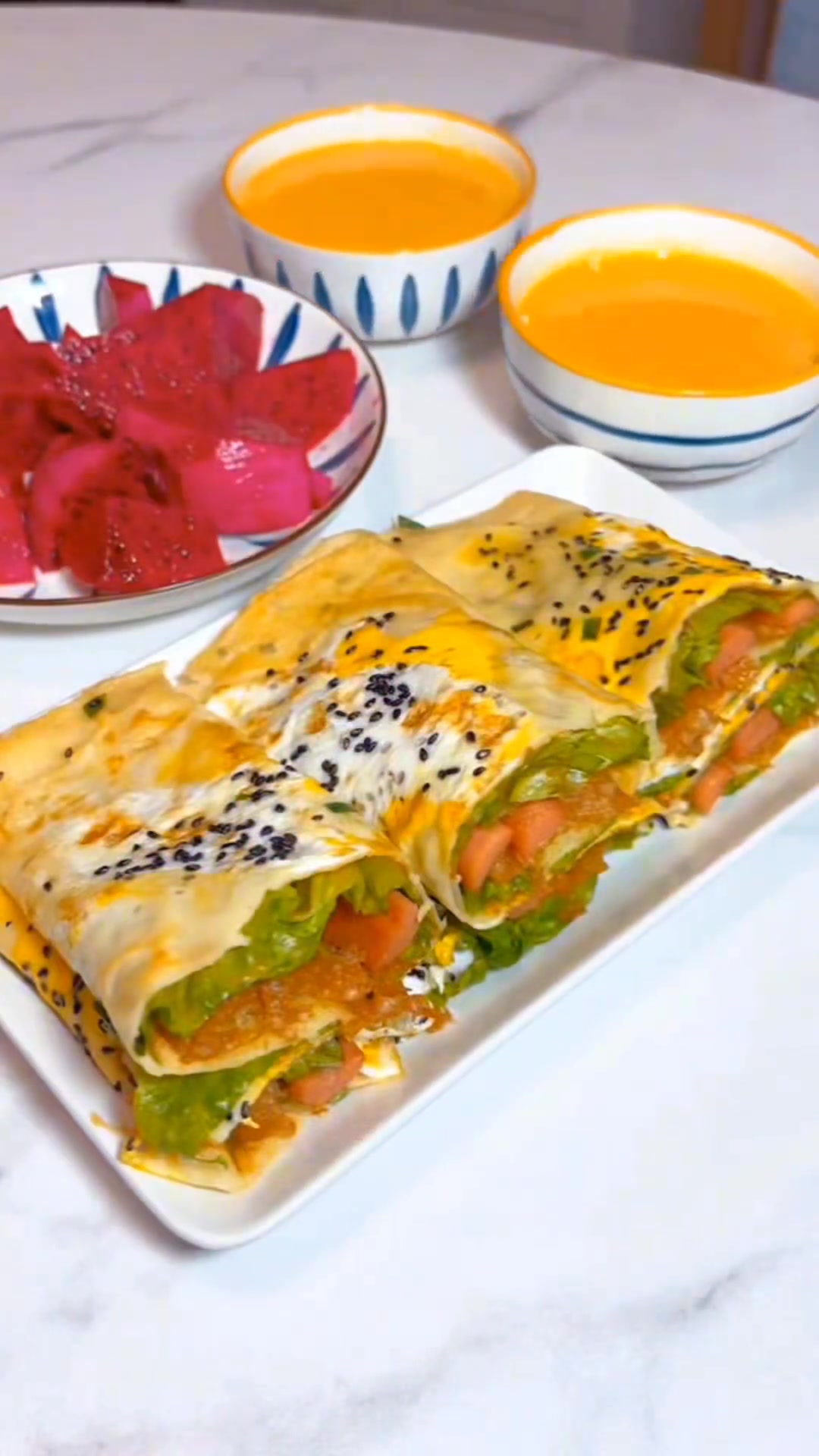 宝妈说周姐你会做煎饼果子吗?只要你想吃我就会做,这款煎饼果子炸的脆皮很重要,我也是第一次做