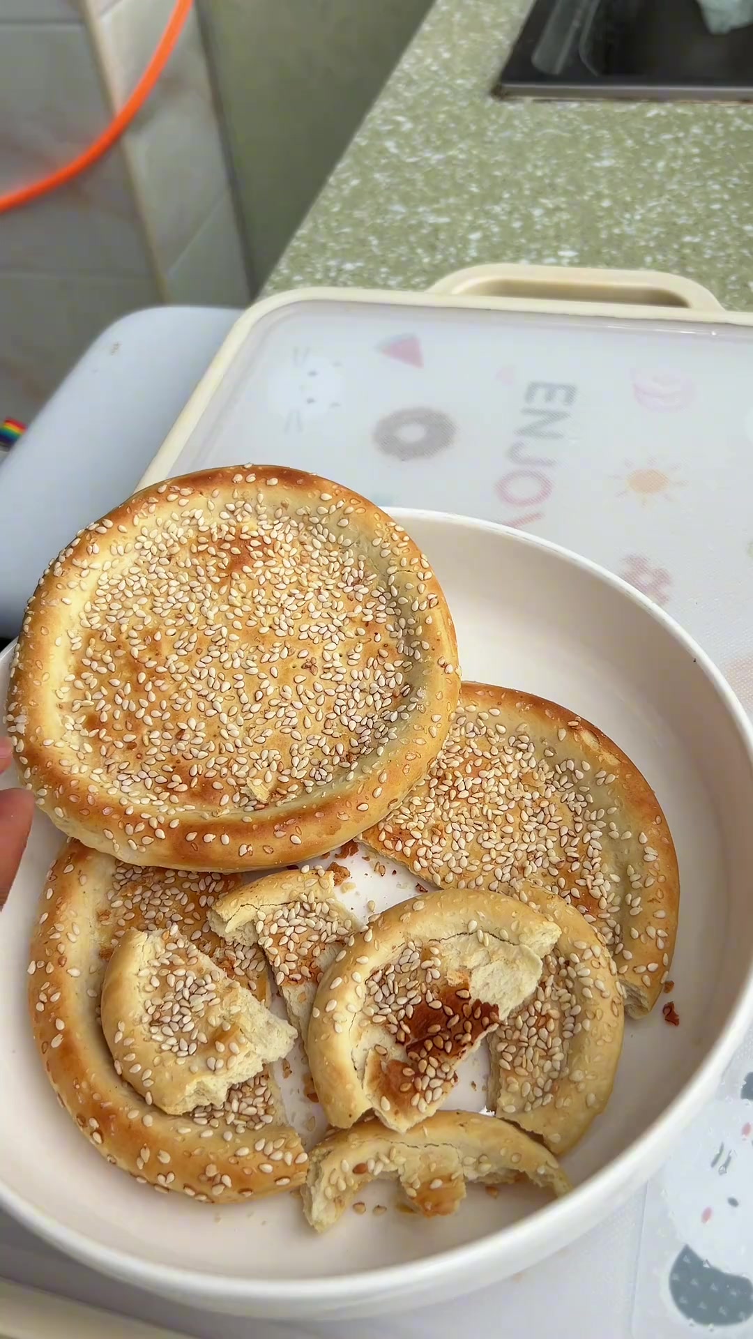 小城市安逸生活，今日芝麻饼炒碗团超香