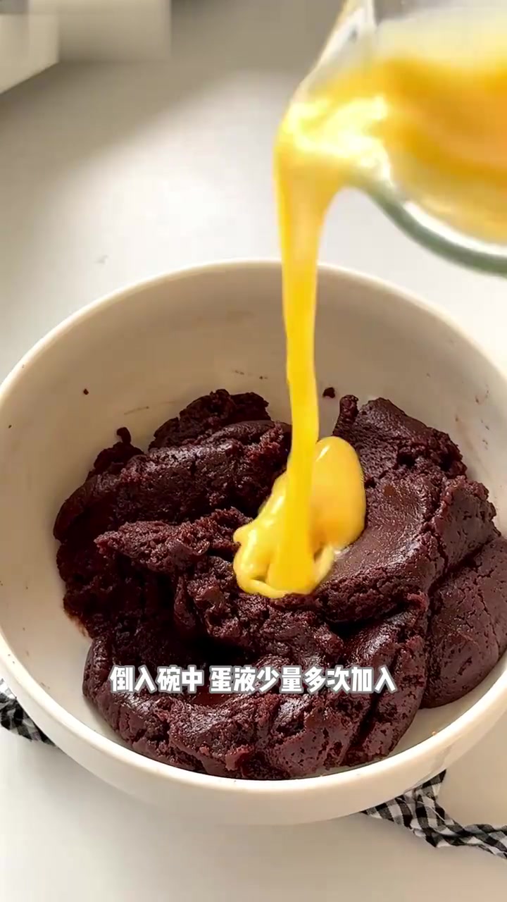可可泡芙奶酪蛋糕，冷藏过后冰冰凉，搭配奥利奥奶酪，真的超满足！