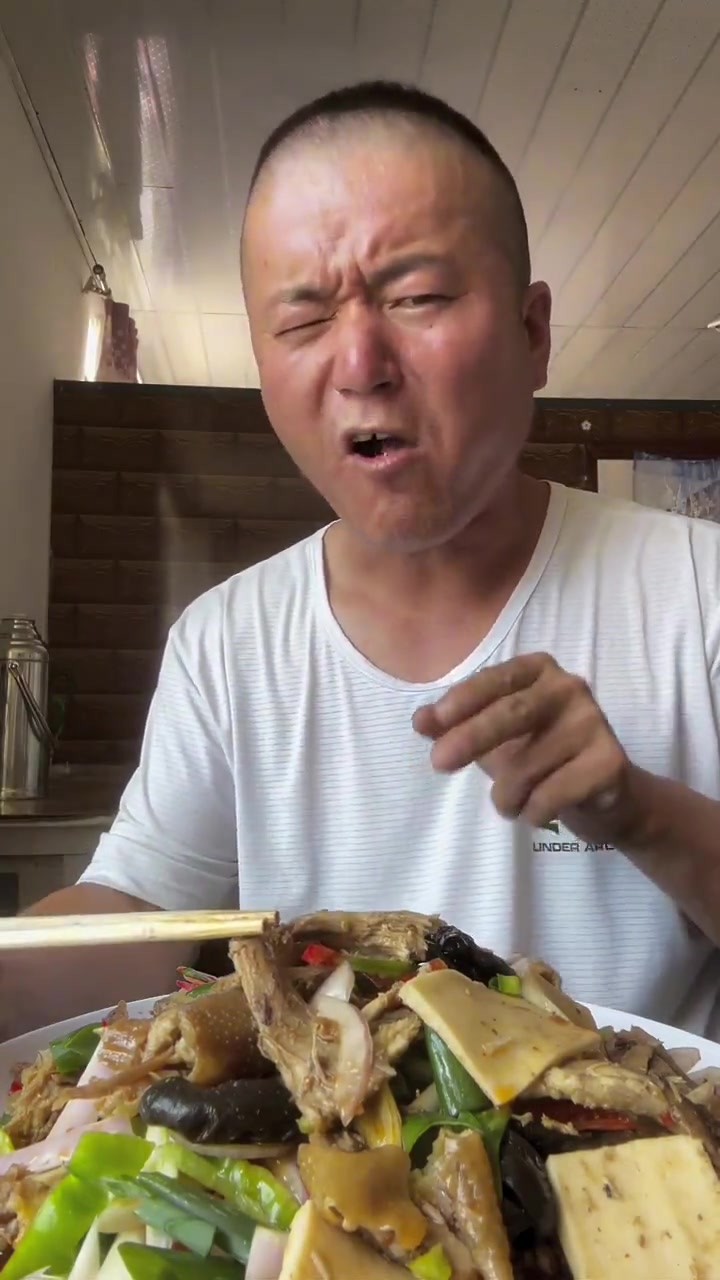 一人一车从内蒙到新疆吃椒麻鸡解馋