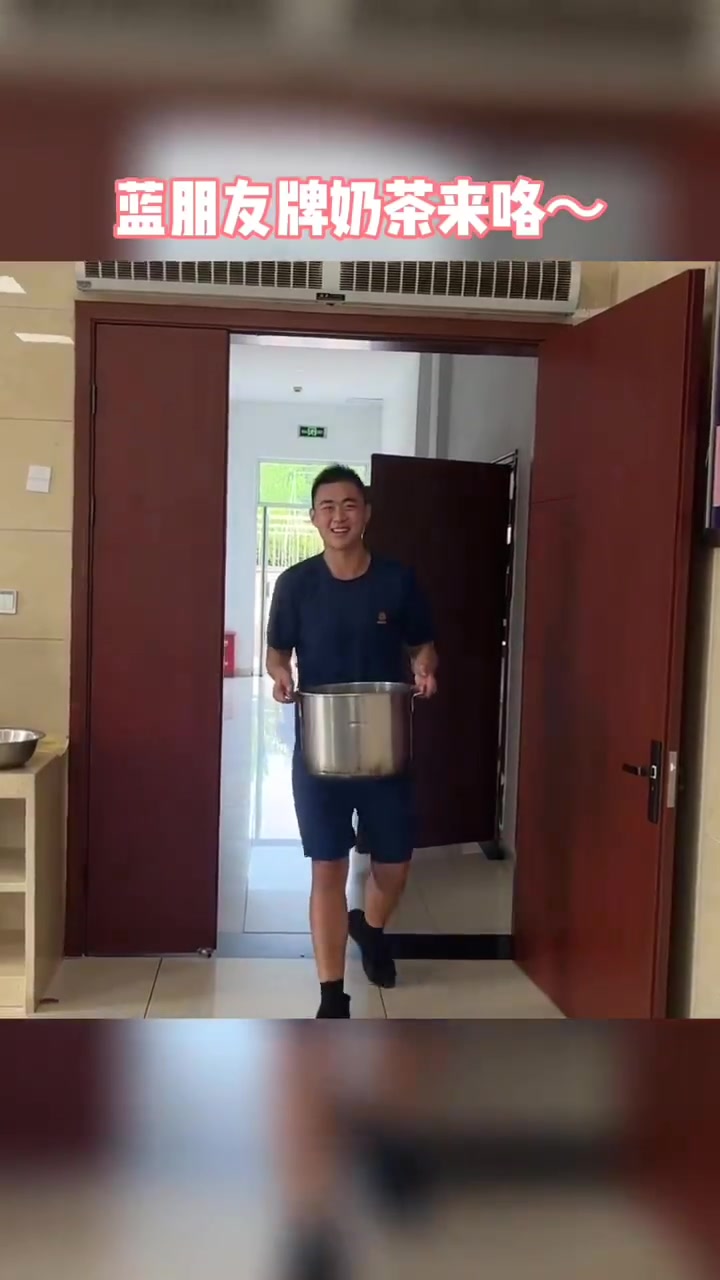 今年的奶茶商家都那么卷了吗？蓝朋友送你“秋天的第一杯奶茶”，虽迟但到！