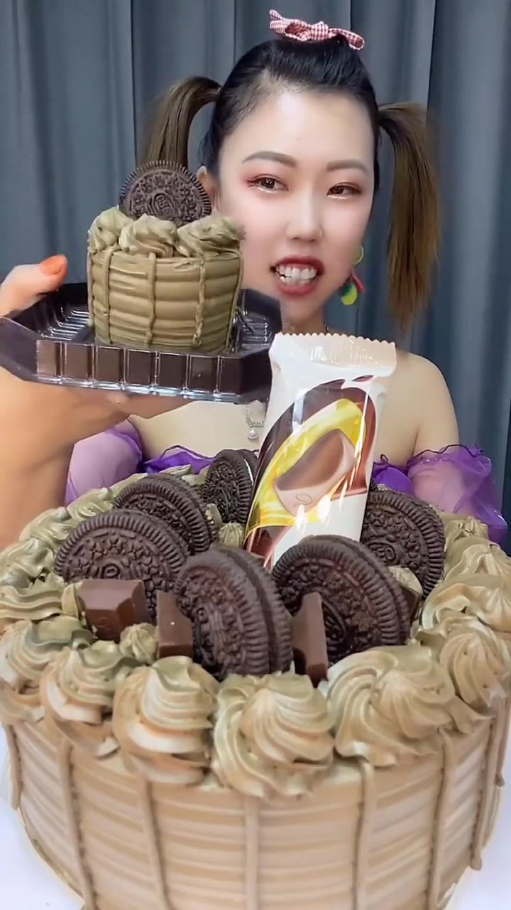 巧克力慕斯蛋糕来咯 吃了甜食会开心