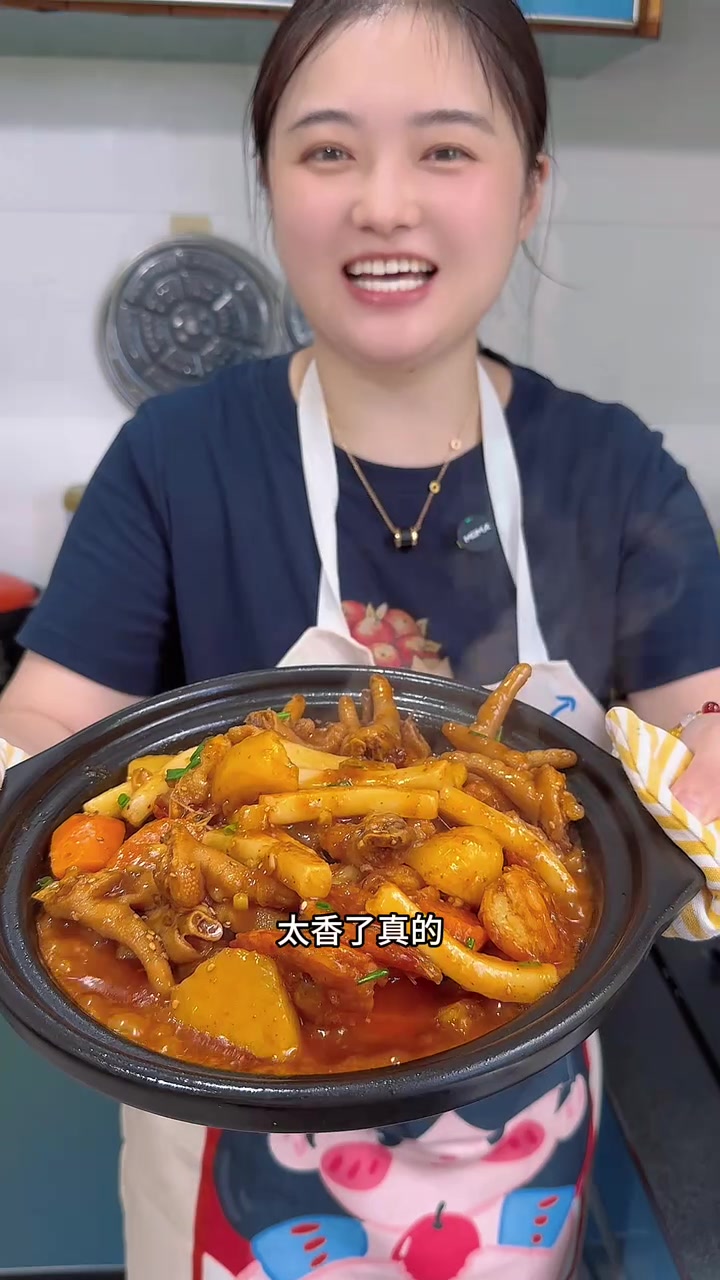 巨巨巨香的大虾鸡爪煲来啦,烹饪过程包括食材处理、煎炒、炖煮等步骤,最后撒上葱花和熟白芝麻。
