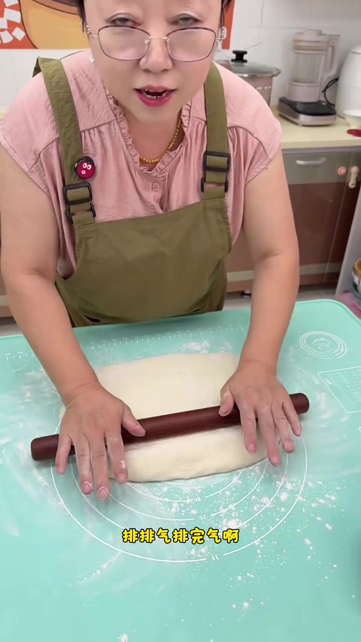 今天分享老式的豆沙烧饼，外酥里软，入口即化，吃一口就忘不了
