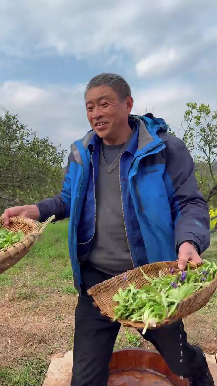 湖北农村常见十几种野菜，大叔一锅涮，你认识几种？