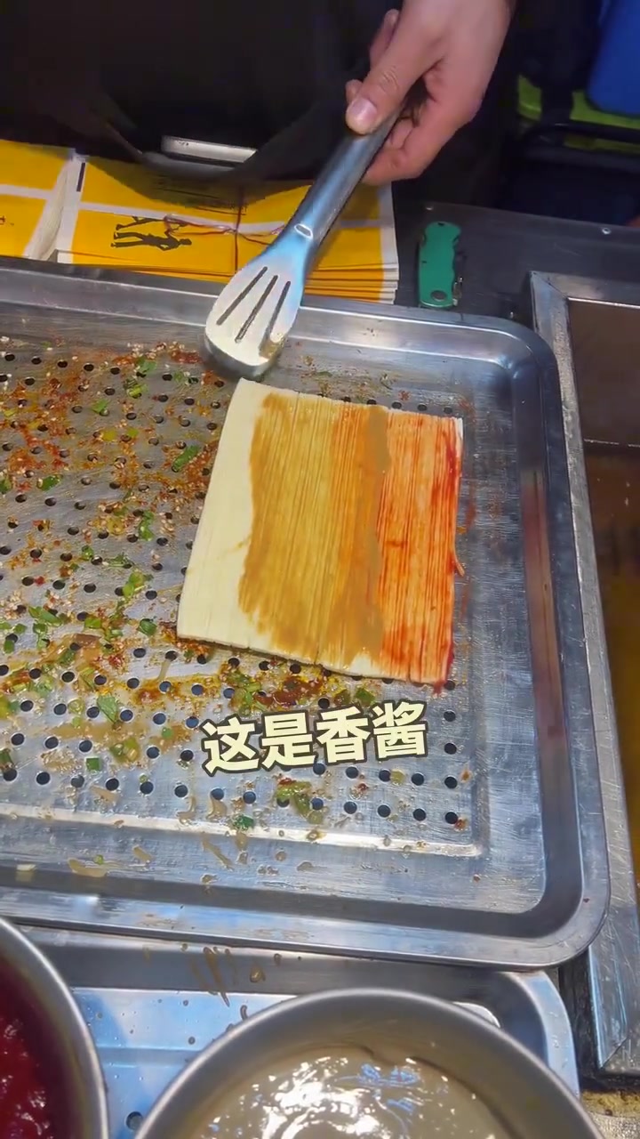 大学门口遇9元炸冷面卷臭豆腐,外皮酥脆超香