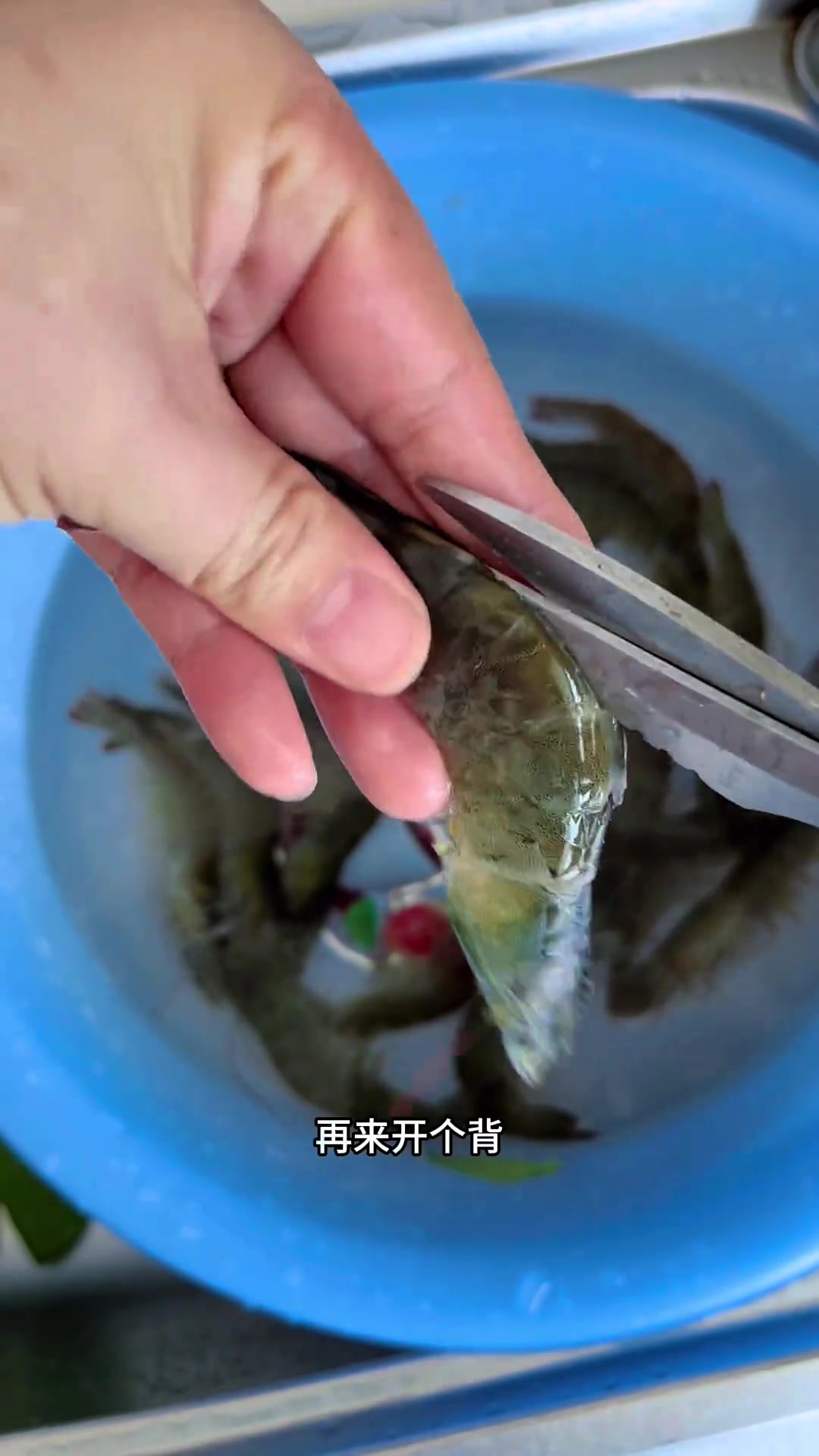 看我今天做的干锅鱿鱼虾，麻辣鲜香，堪比大牌档的感觉，端上桌瞬间秒空