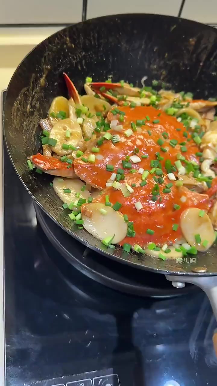 今天吃了立秋的第一顿梭子蟹,还是经典的炒年糕搭配