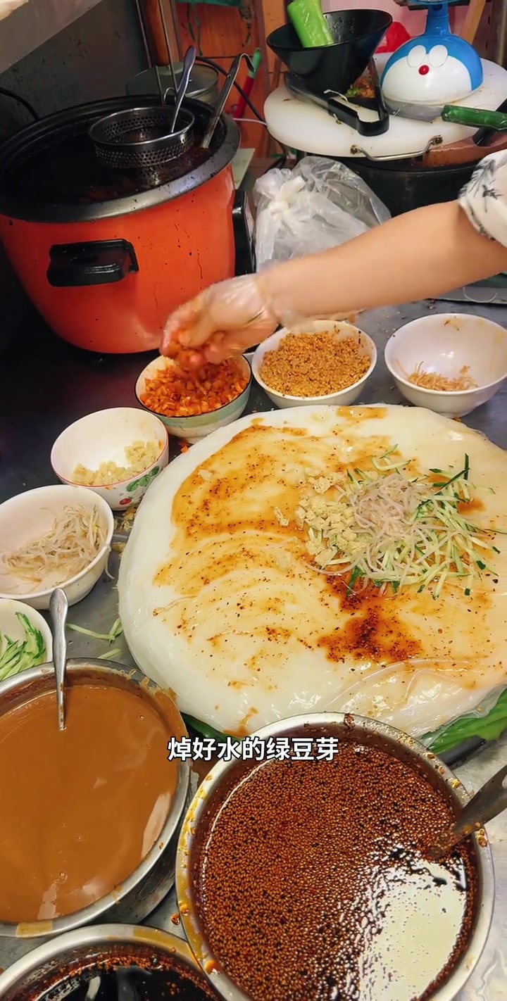 卷凉皮又名裹凉皮、卷面皮,吃法独特超火