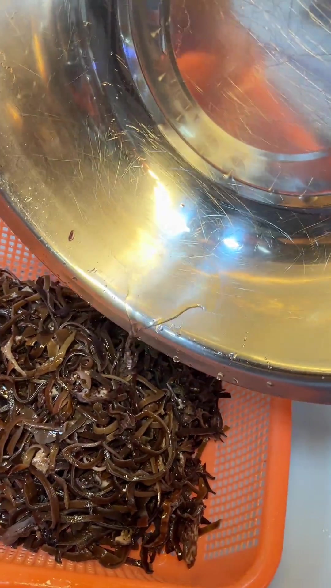 餐饮人的通病就是每天为不知道吃什么菜发愁,我们快餐店每天80道菜品,这个木耳炒肉丝也是很受