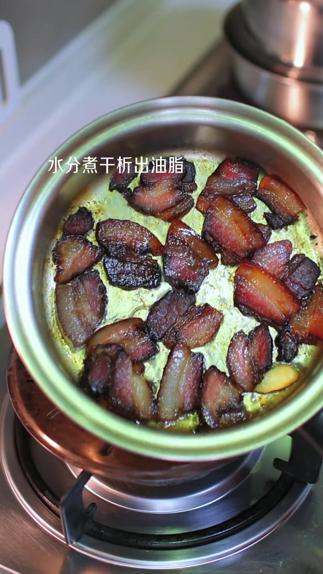 今天的菜；栗子鸡，冬笋炒腊肉，鲭鱼豆腐味噌汤，油渣炒圆白菜