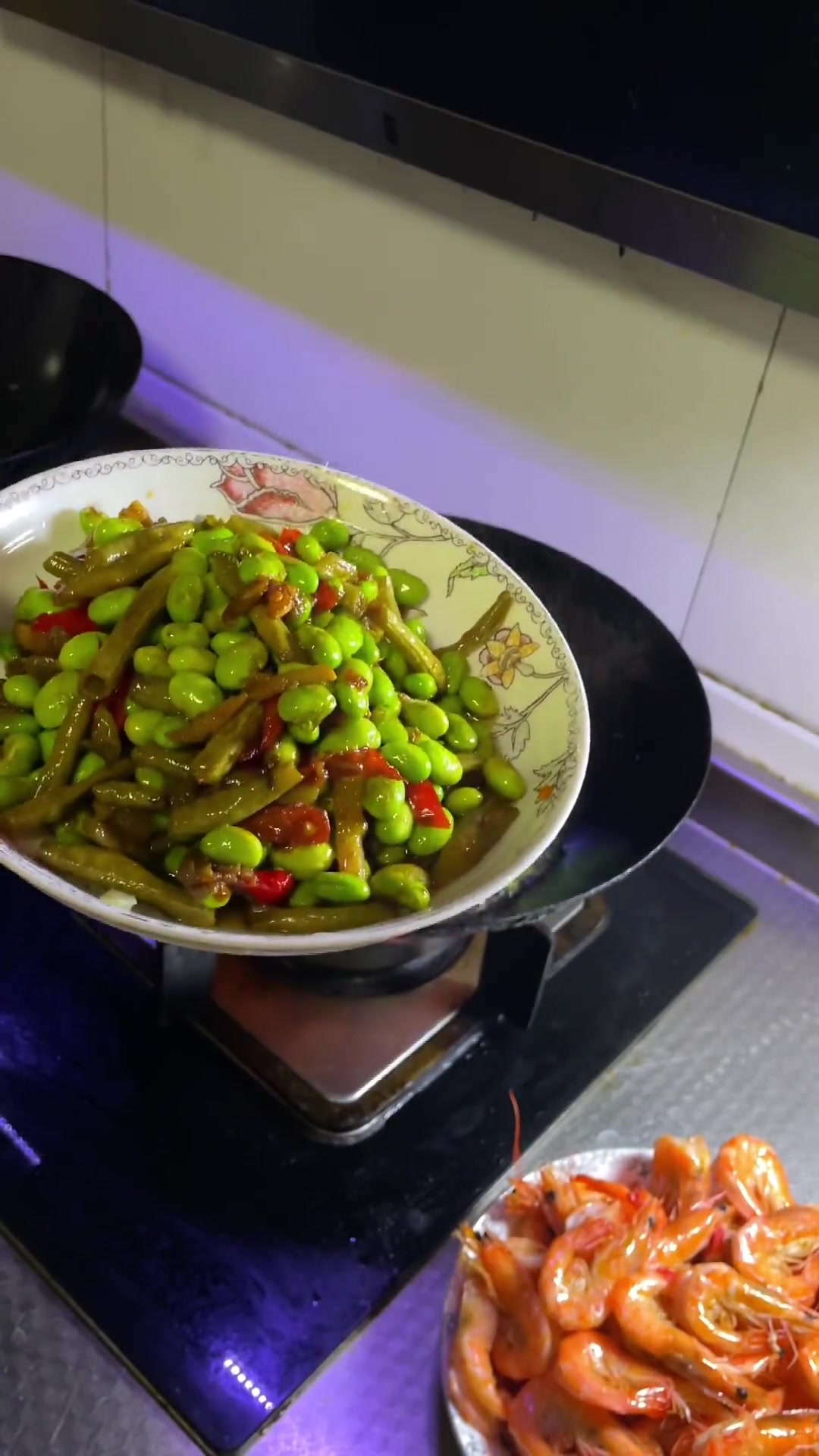 吃茄子的季节来了,油焖基围虾,要我做饭都是我爱吃的