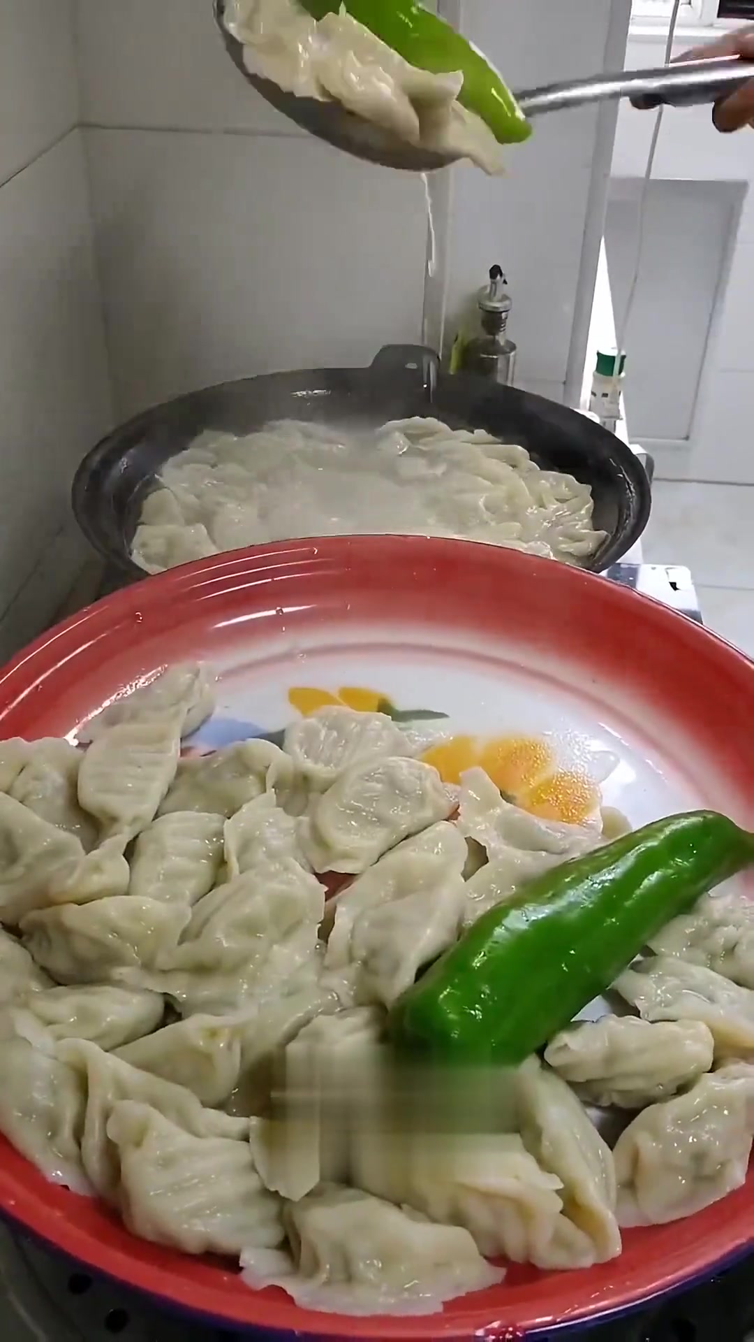 煮饺子小秘诀别添凉水30秒左右就熟