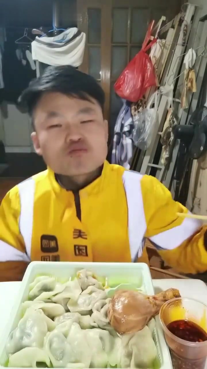 你们的水饺又又又吃错了，一大盘水饺搭配大鸡腿美滋滋的一顿