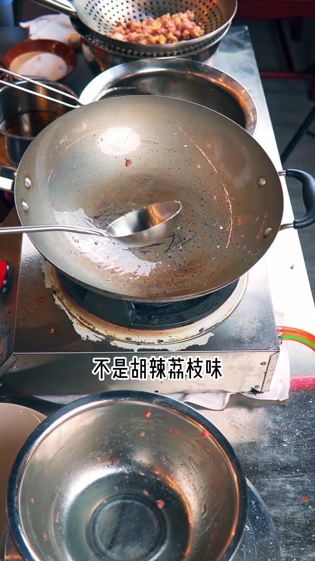 这是一道中国经典地域名菜、贵州省十大名菜——贵州宫保鸡，源于贵州织金