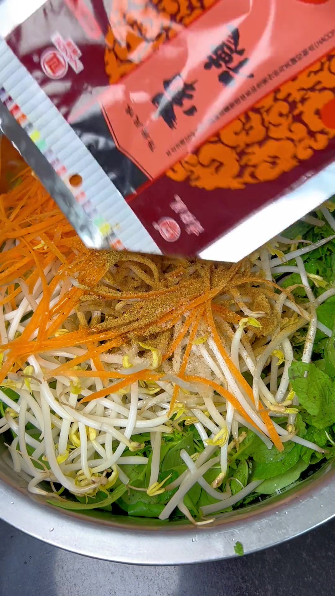 夏天适合吃咪咕菜和荆芥，河南老乡的菜馍你能吃几盒