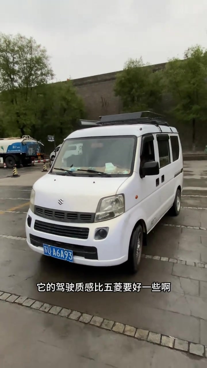 这是一台之前热度很高的车，“铃木浪迪”