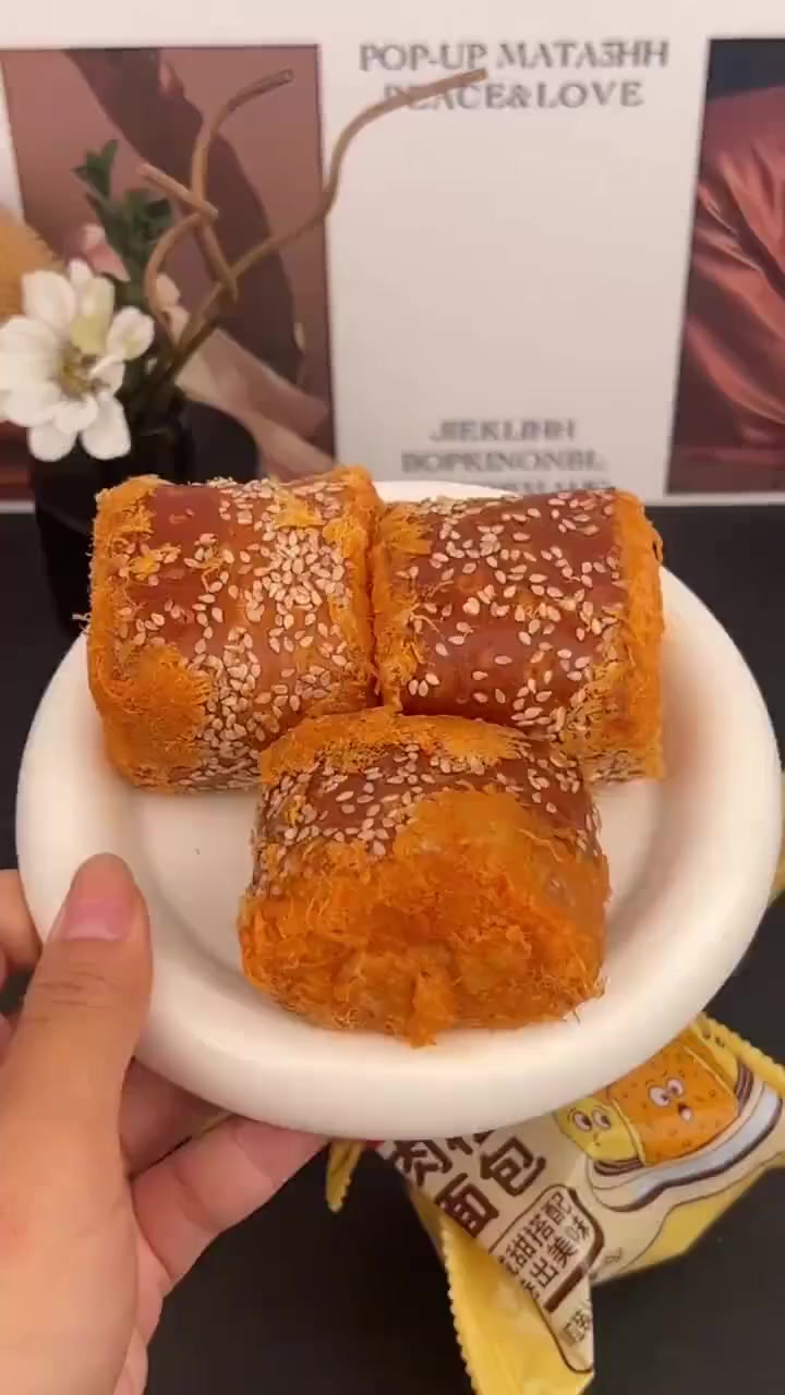 肉松卷卷面包老铁们,这款肉松卷卷面包,每一个都裹满金黄的肉松和白芝麻,搭配沙拉酱夹心,口感