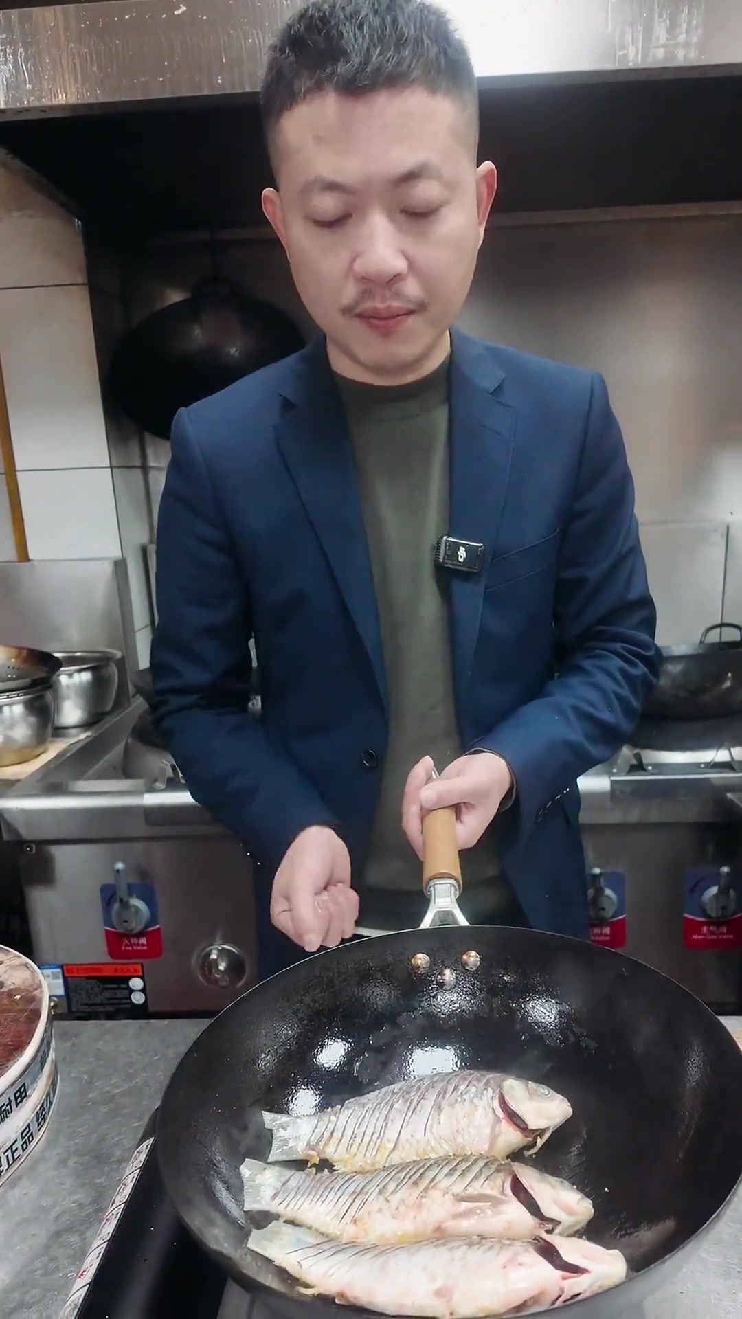 青椒煮鲫鱼汤鲜味美也不怕小刺卡喉咙了