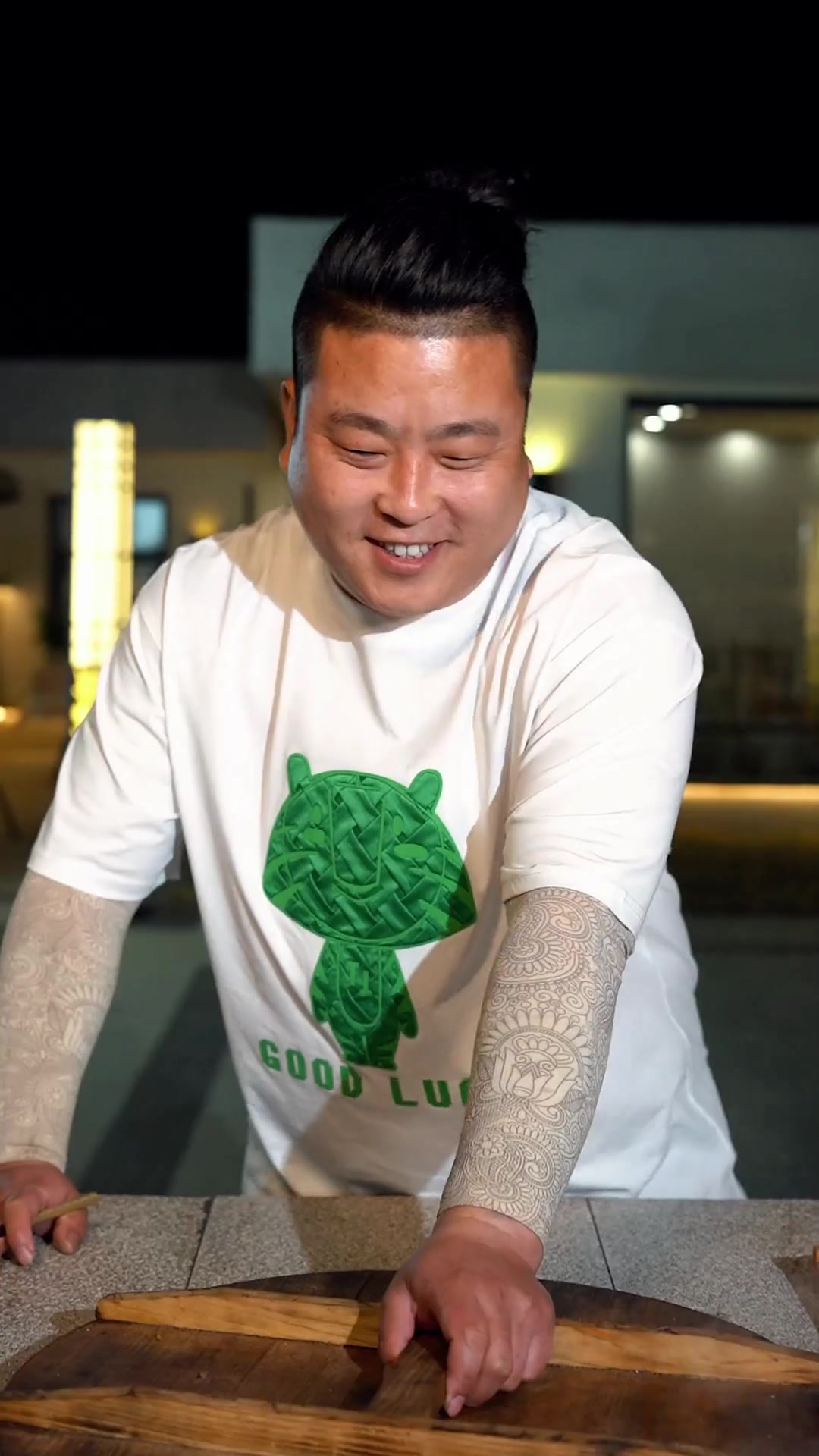 我要把你夹在驴肉火烧里，因为是个浪漫的保定人驴肉火烧金黄酥脆，咬下去满嘴流油，香