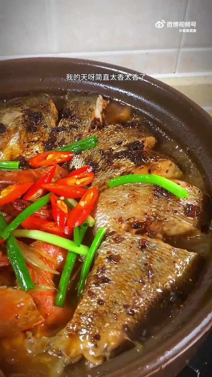 「鲜虾鲈鱼煲」用豆豉酱做的砂锅焗鲈鱼鲜虾煲,既简单又无比好吃!里面一定一定要加豆腐,吸满了