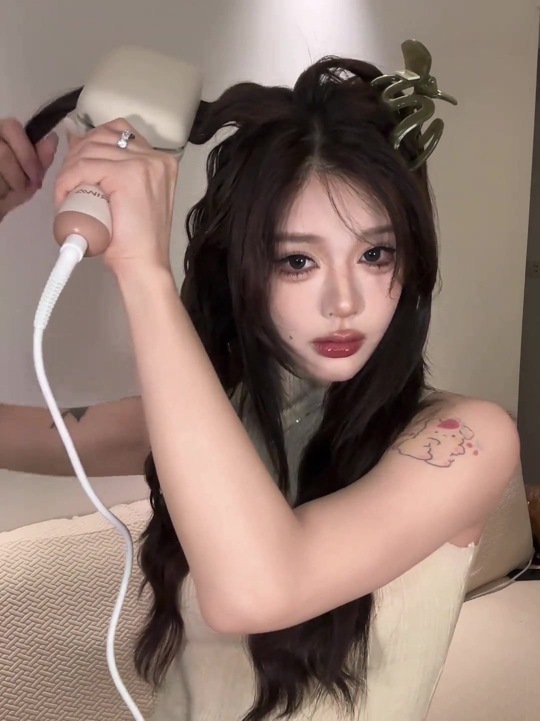 卷发教程，打造氛围感蛋卷发型，简单易学