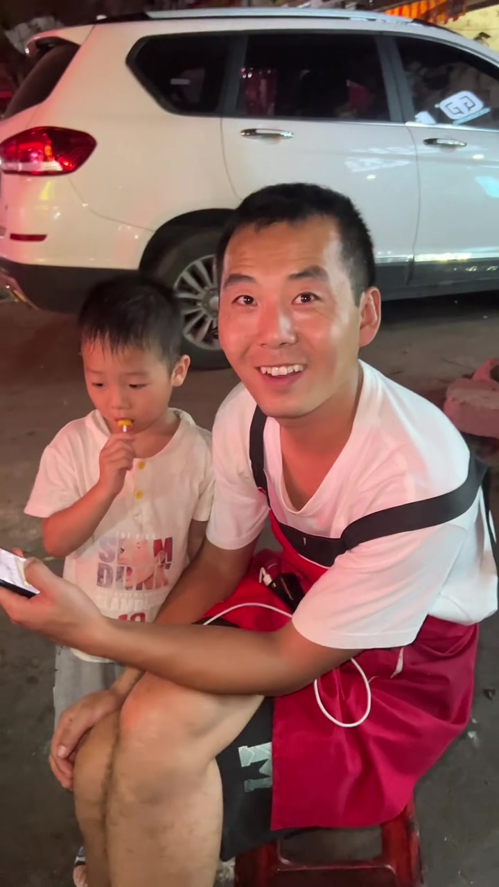 摆摊到明天我们就是一整年啦～这一年来有很多陌生人成为老顾客、再成为朋友,很感谢大家的认可,