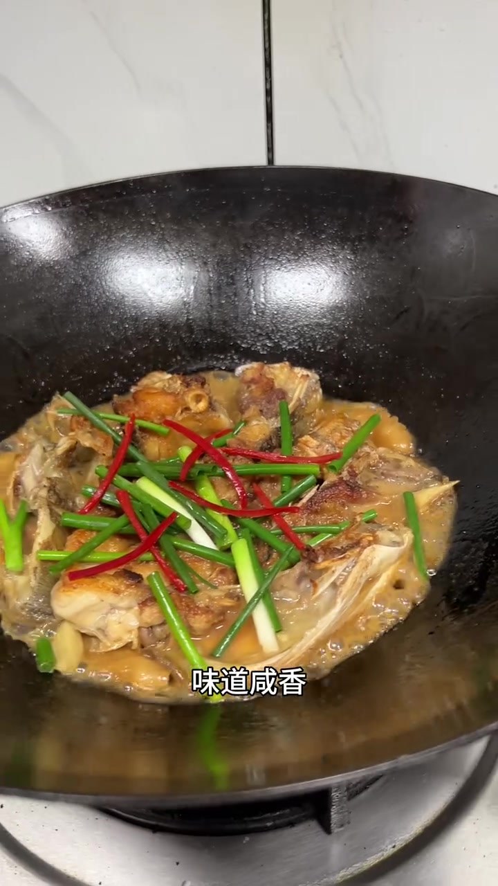 潮汕家常菜菜脯焖鱼头，菜脯咸香脆爽，鱼头鲜嫩入味，真好吃