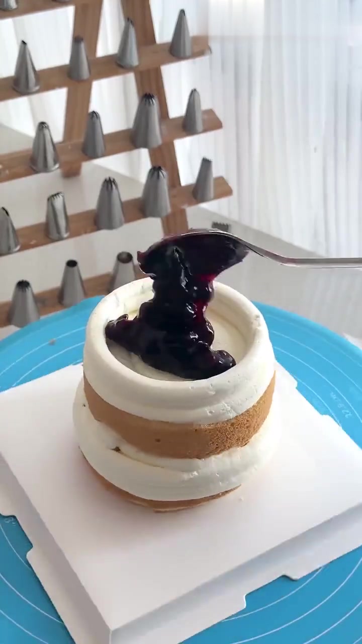 沉浸式制作浅蓝色简约小蛋糕