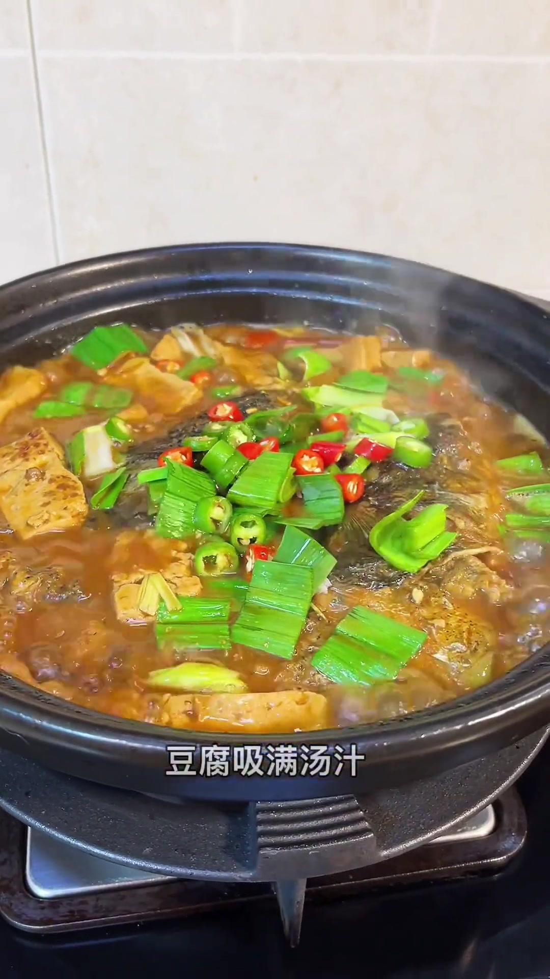 花鲢鱼头最搭配的就是老豆腐，一起炖，别提多香了！