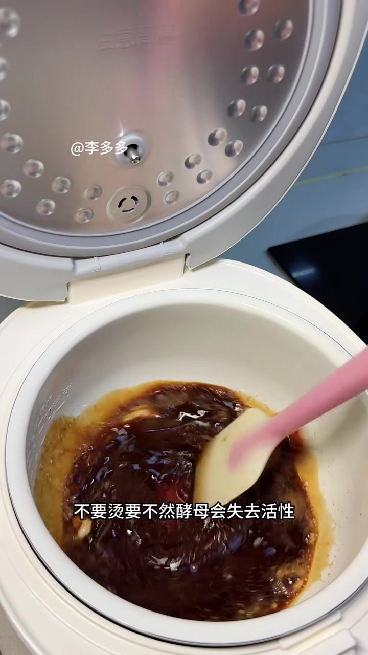 2勺红糖4勺面粉，电饭锅一键做好蓬松暄软枣糕！新手小白放心冲……