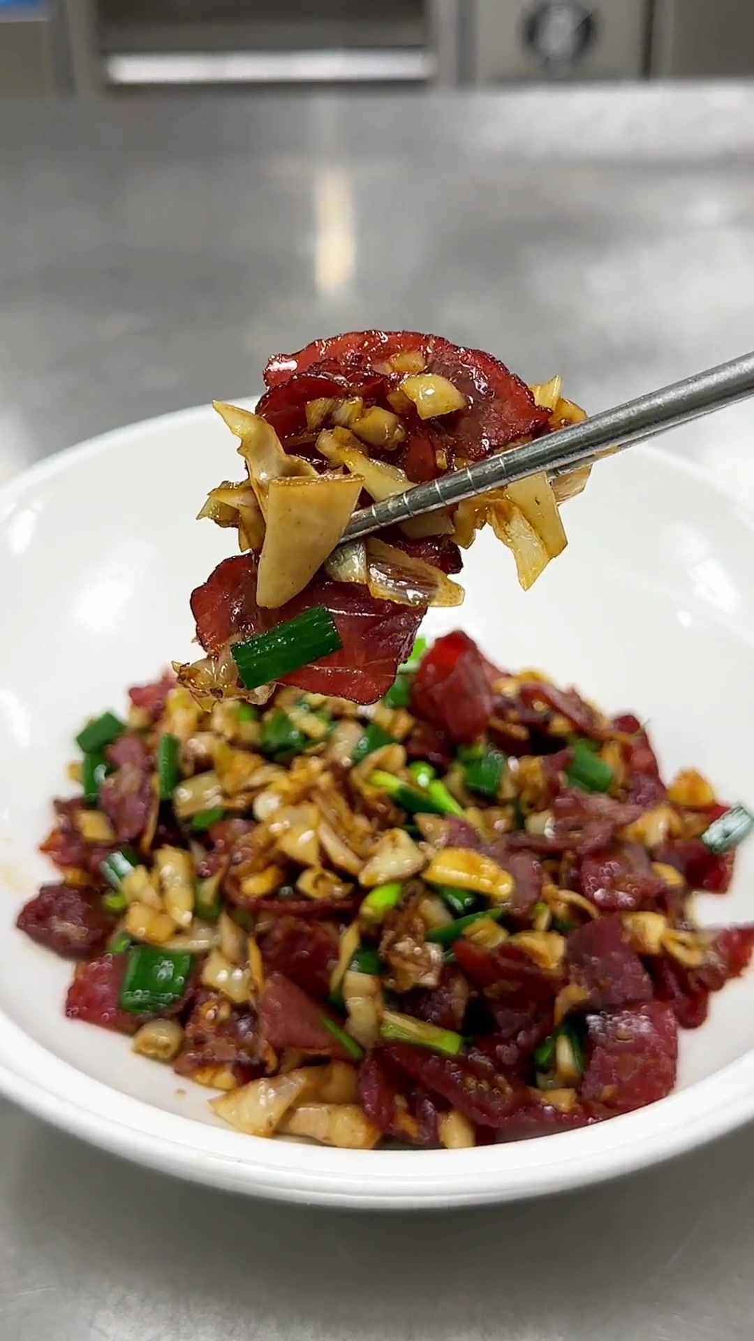 卜辣椒炒腊牛肉,又是一道下饭的菜,做法也简单!